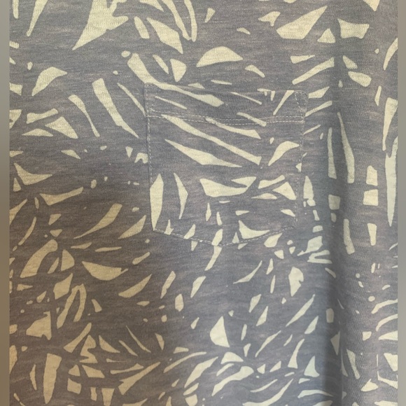 Old Navy short sleeved t-shirt - Picture 2 of 5